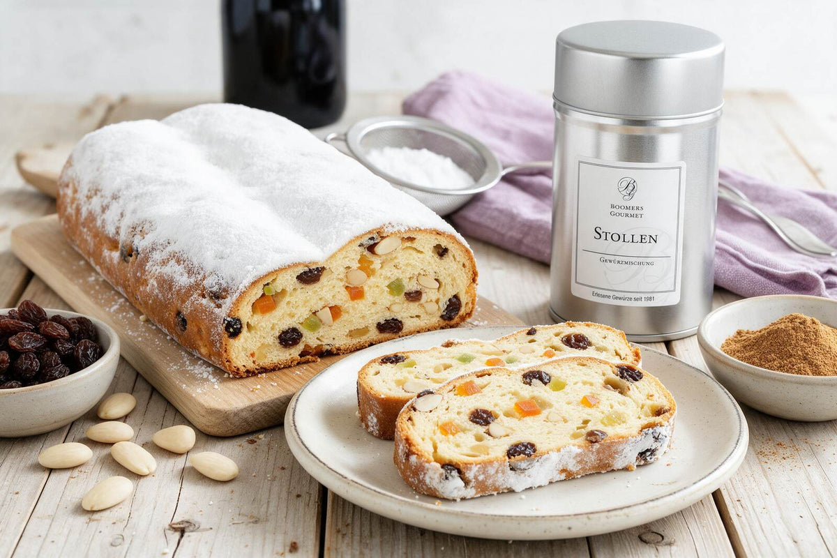 Stollen angeschnitten, mit Puderzucker bestäubt, Scheiben mit Rosinen, Orangeat, Zitronat und Mandeln