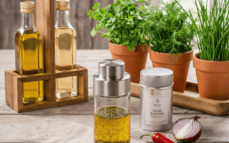 Schnelles Salatdressing mit weißem Balsamico & Salatkräutern