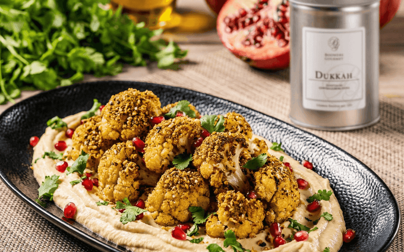 Dukkah-gerösteter Blumenkohl auf Hummus
