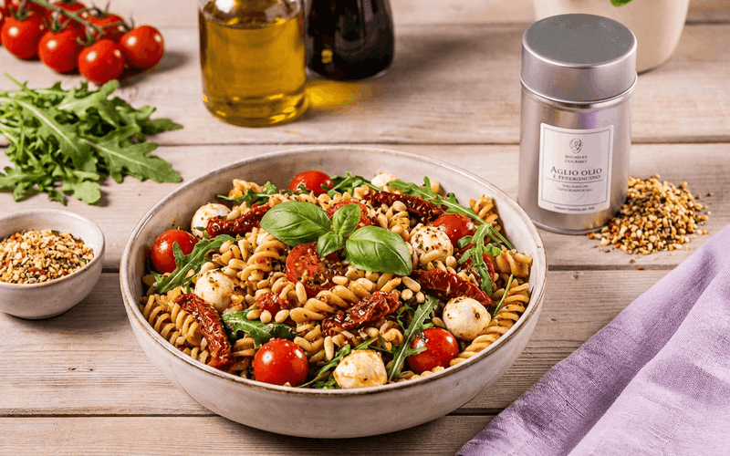 Mediterraner Nudelsalat mit Aglio olio e peperoncino