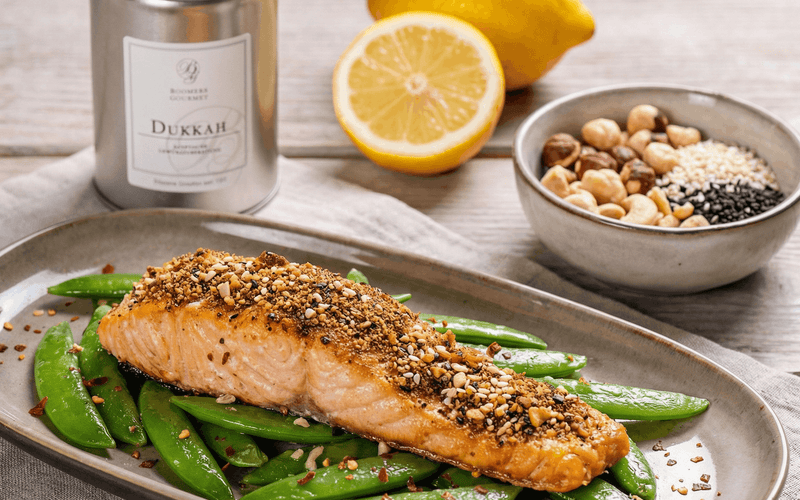 Ofenlachs mit nussiger Dukkah-Panade auf Zuckererbsen