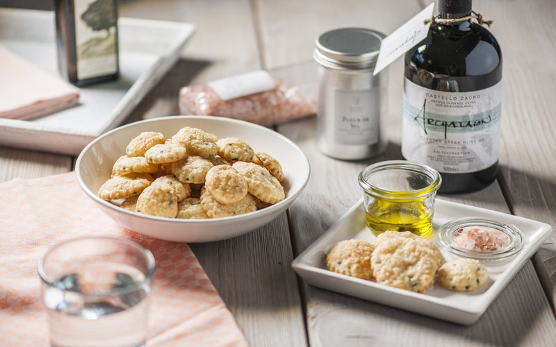 Pikante Parmesan-Oliven-Plätzchen mit italienischen Kräutern der Toskana