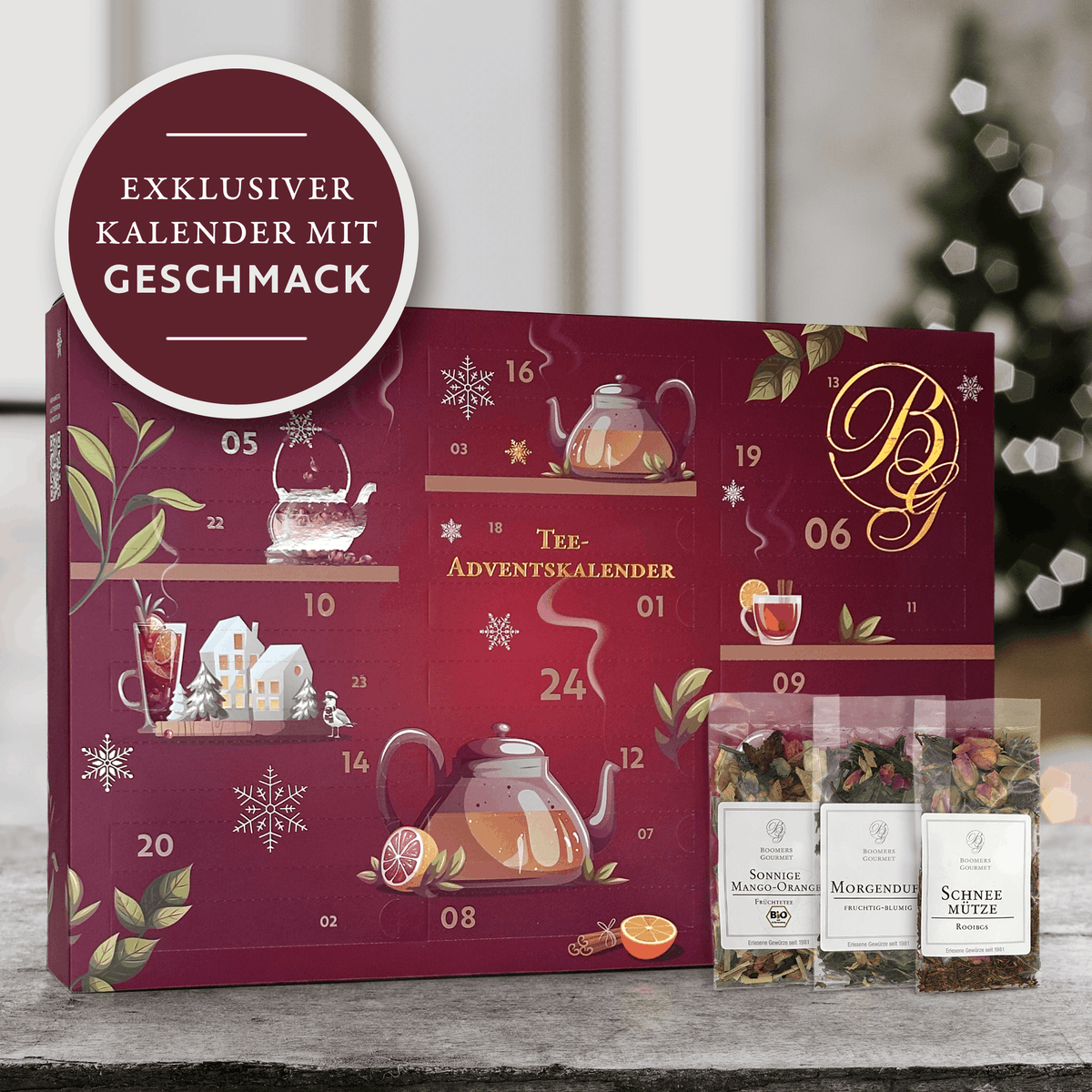 Tee Adventskalender 2026 vor geschmücktem Weihnachtsbaum
